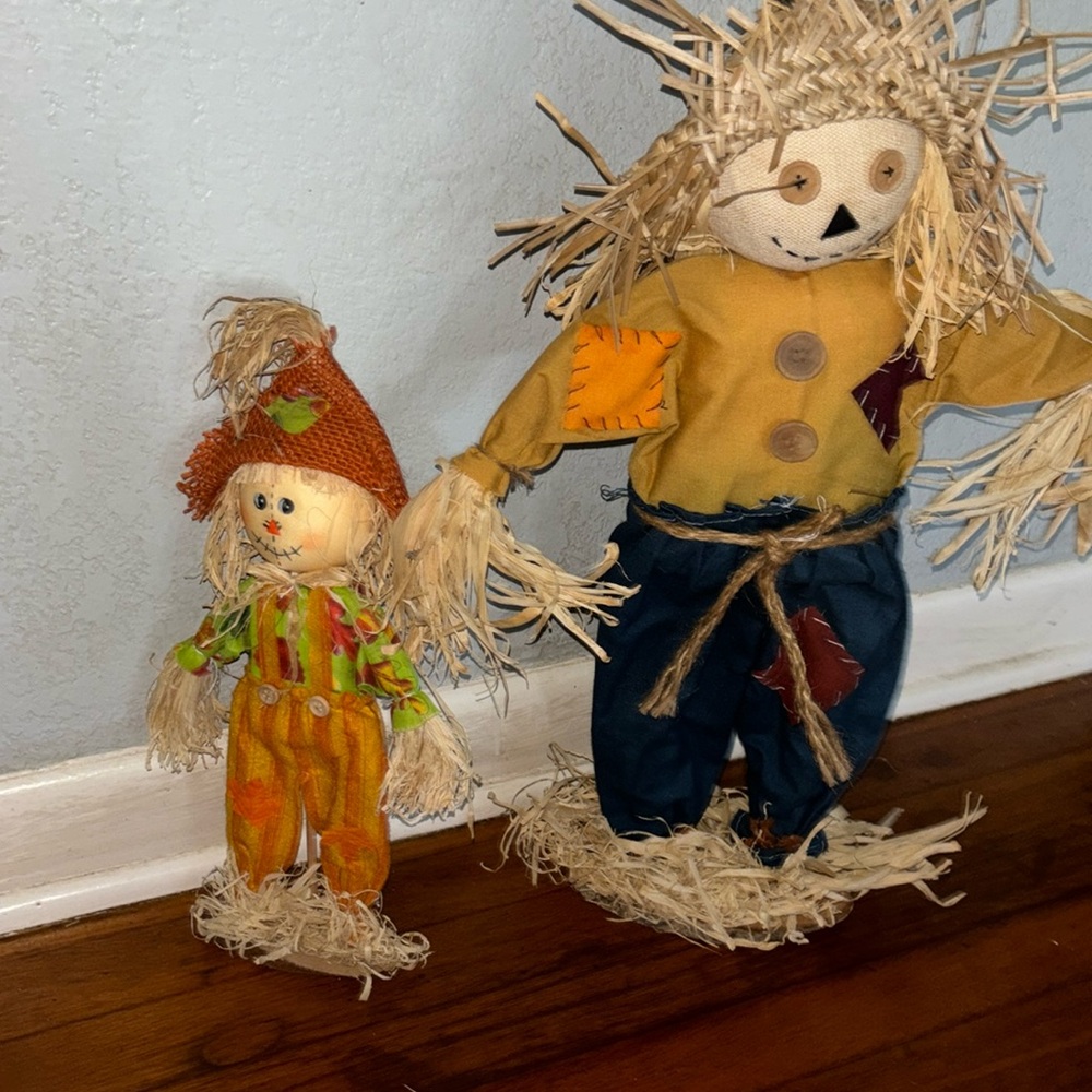 scarecrows on large is ~ 22” smaller is ~ 14” no major callouts